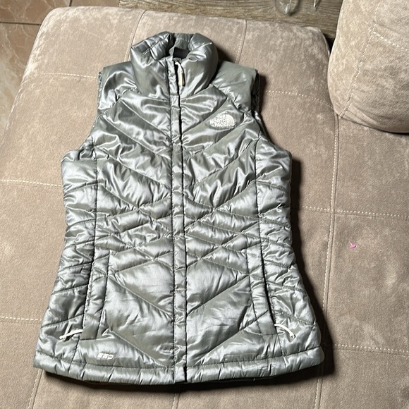 The North Face Silver Quilted Vest - Picture 6 of 8